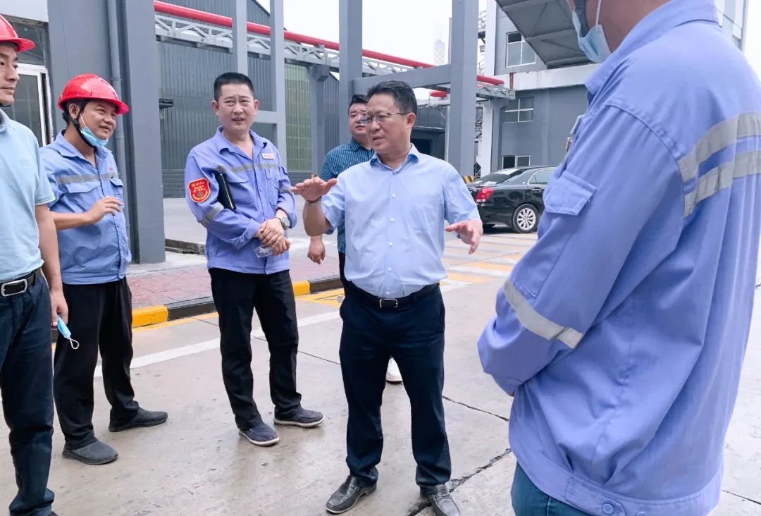 王大真一行到股份公司、化機(jī)公司現(xiàn)場辦公(圖1) 圖片