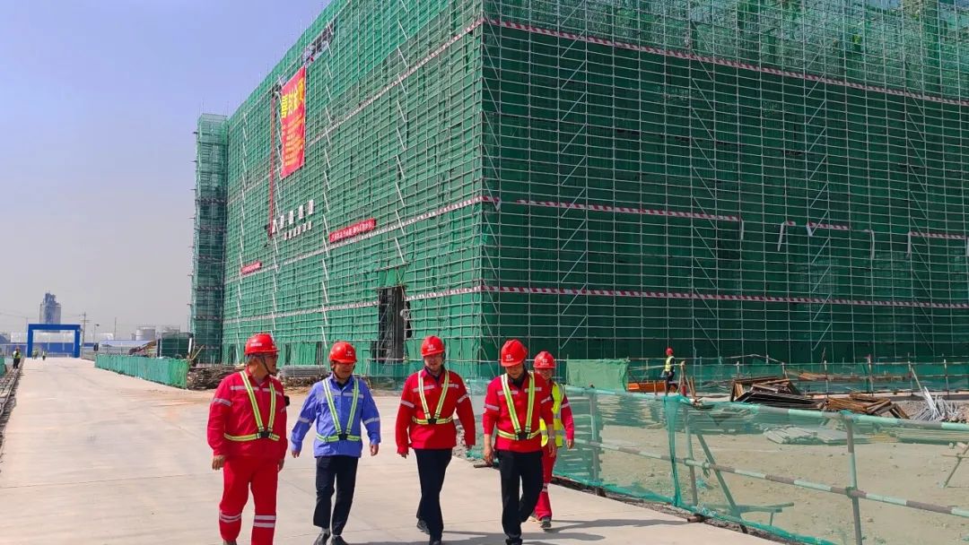 化機公司黨委書記、董事長、總經(jīng)理楊中澤到內(nèi)蒙季戊四醇項目現(xiàn)場辦公(圖2) 化機公司黨委書記、董事長、總經(jīng)理楊中澤到內(nèi)蒙季戊四醇項目現(xiàn)場辦公(圖2)