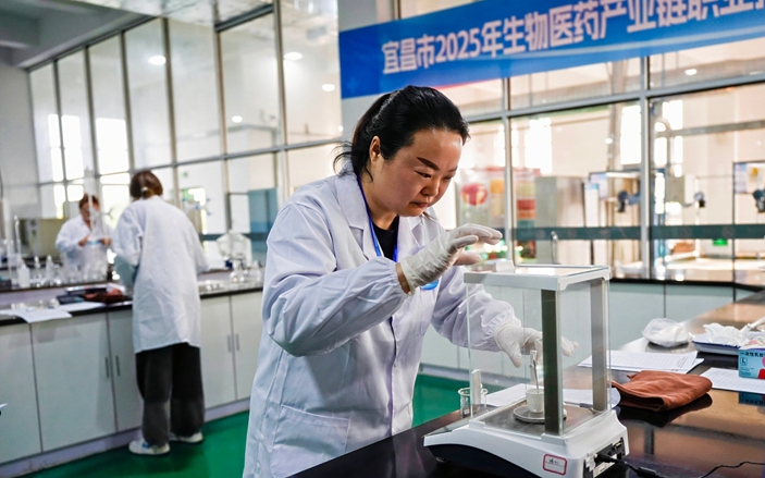 以賽礪精兵技強(qiáng)展風(fēng)采!宜化集團(tuán)在2025年“藥谷杯”職業(yè)技能競(jìng)賽中斬獲佳績(jī)(圖1) 以賽礪精兵技強(qiáng)展風(fēng)采!宜化集團(tuán)在2025年“藥谷杯”職業(yè)技能競(jìng)賽中斬獲佳績(jī)(圖1)